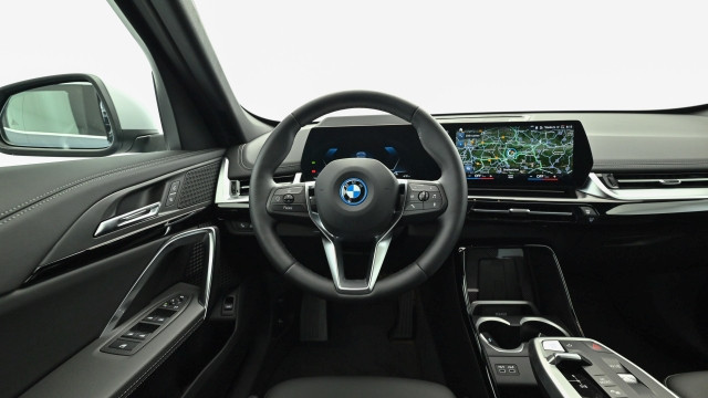 Bild 1: BMW iX1 xDrive30 U11