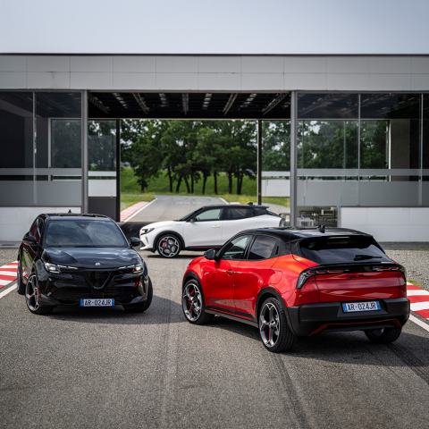 Alfa Romeo Junior 3x auf einem Parkplatz